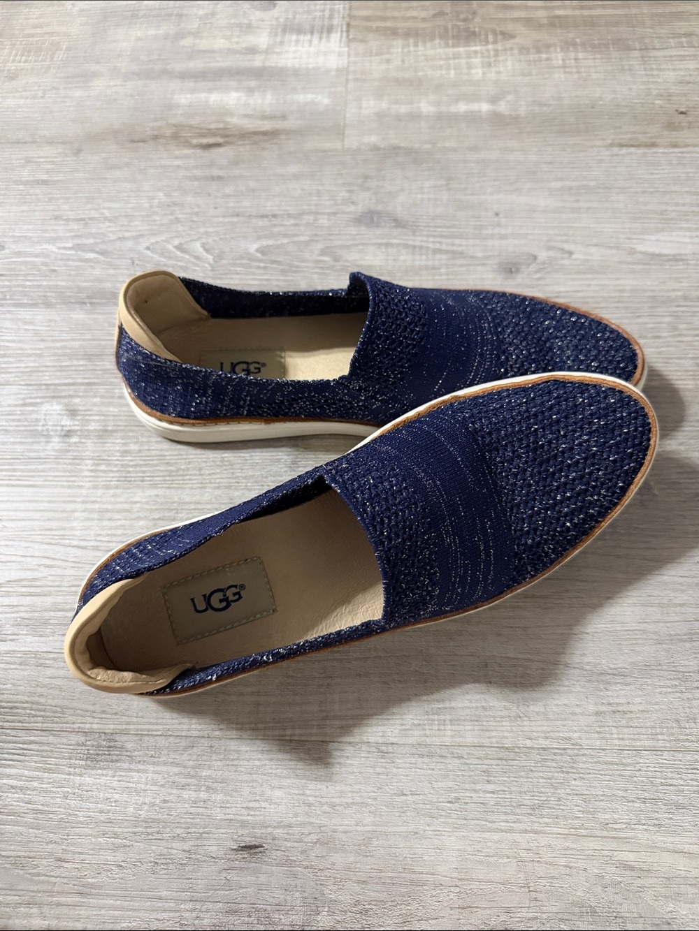 Women’s UGG slip on shoes 💙